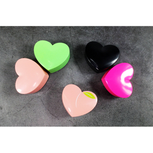 Kolorowe plastikowe ręczne temperówki do makijażu w kształcie serca